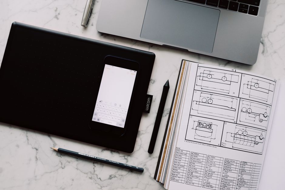 Arbeidsplass med tegnebrett og designsystem